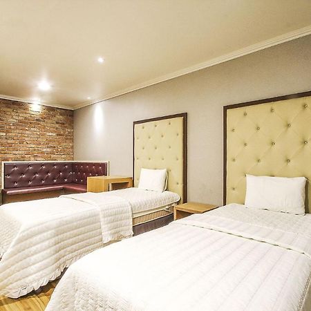 Central Hotel Чханвон Экстерьер фото