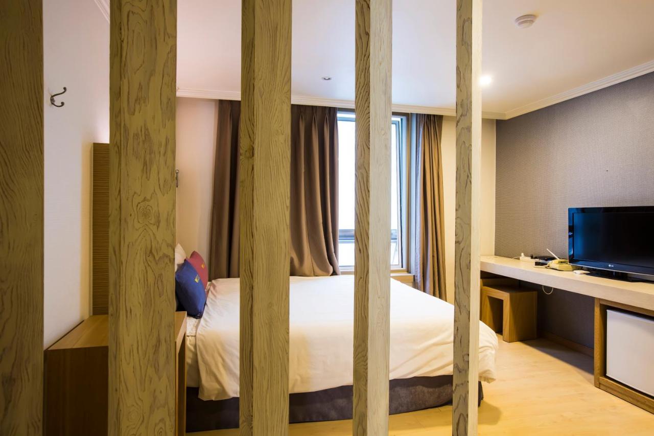 Central Hotel Чханвон Экстерьер фото
