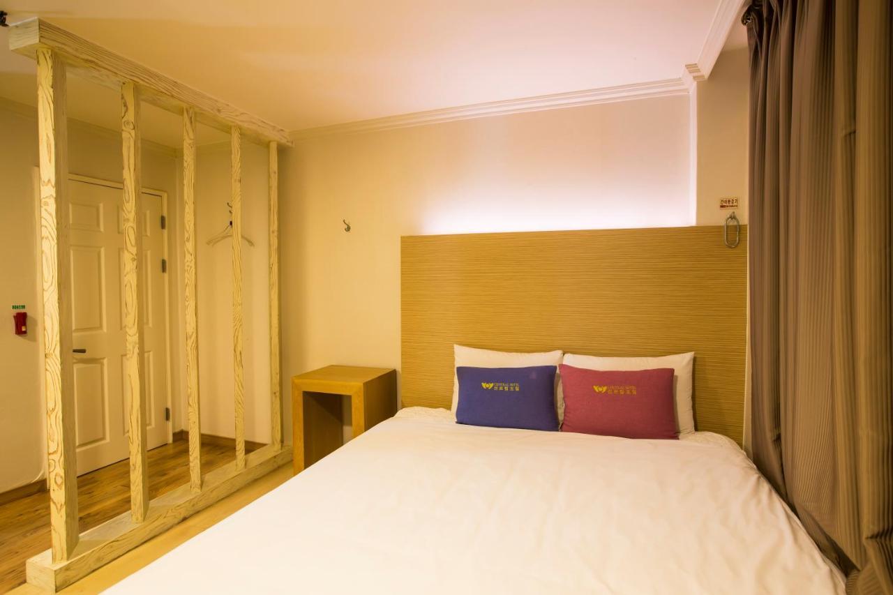 Central Hotel Чханвон Экстерьер фото