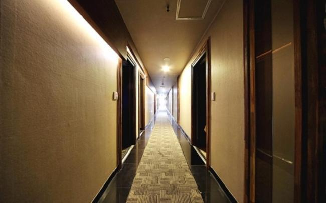 Central Hotel Чханвон Экстерьер фото