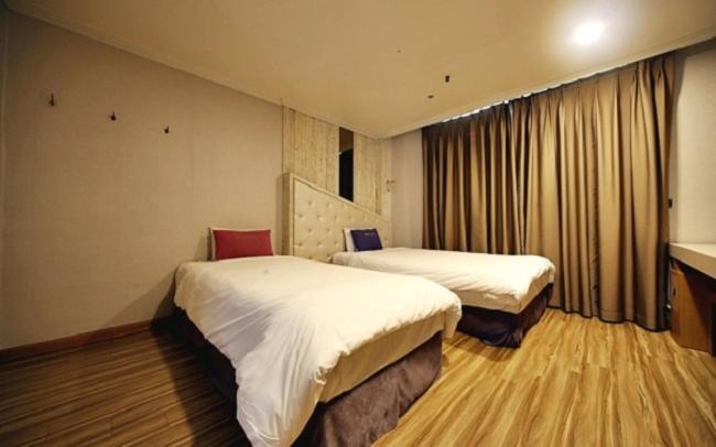 Central Hotel Чханвон Экстерьер фото