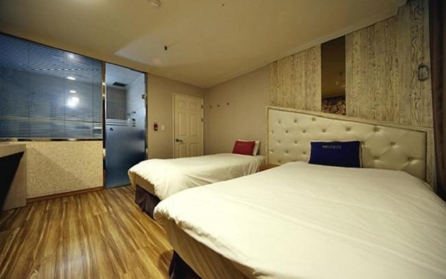 Central Hotel Чханвон Экстерьер фото