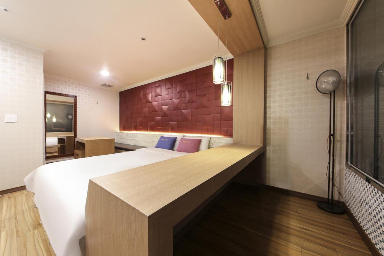 Central Hotel Чханвон Экстерьер фото