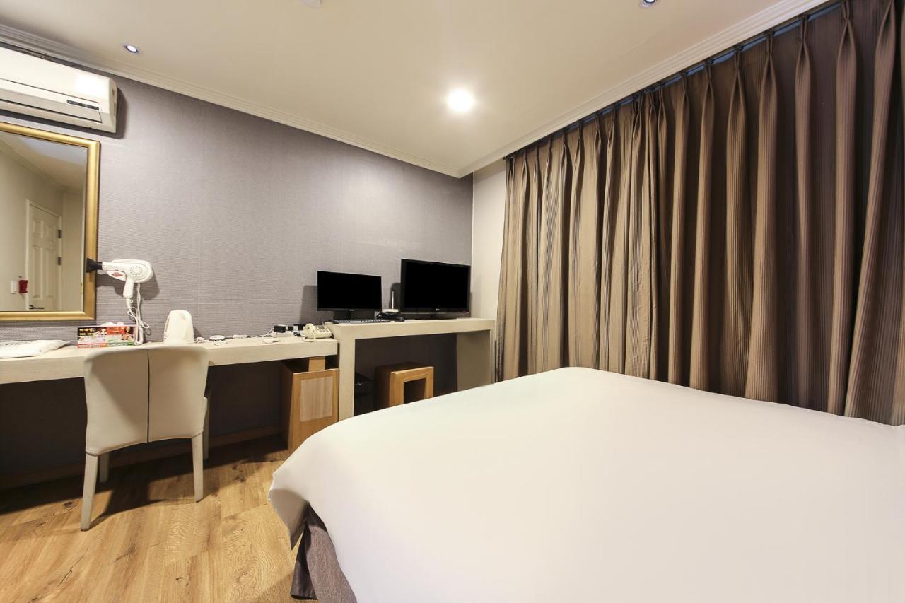 Central Hotel Чханвон Экстерьер фото