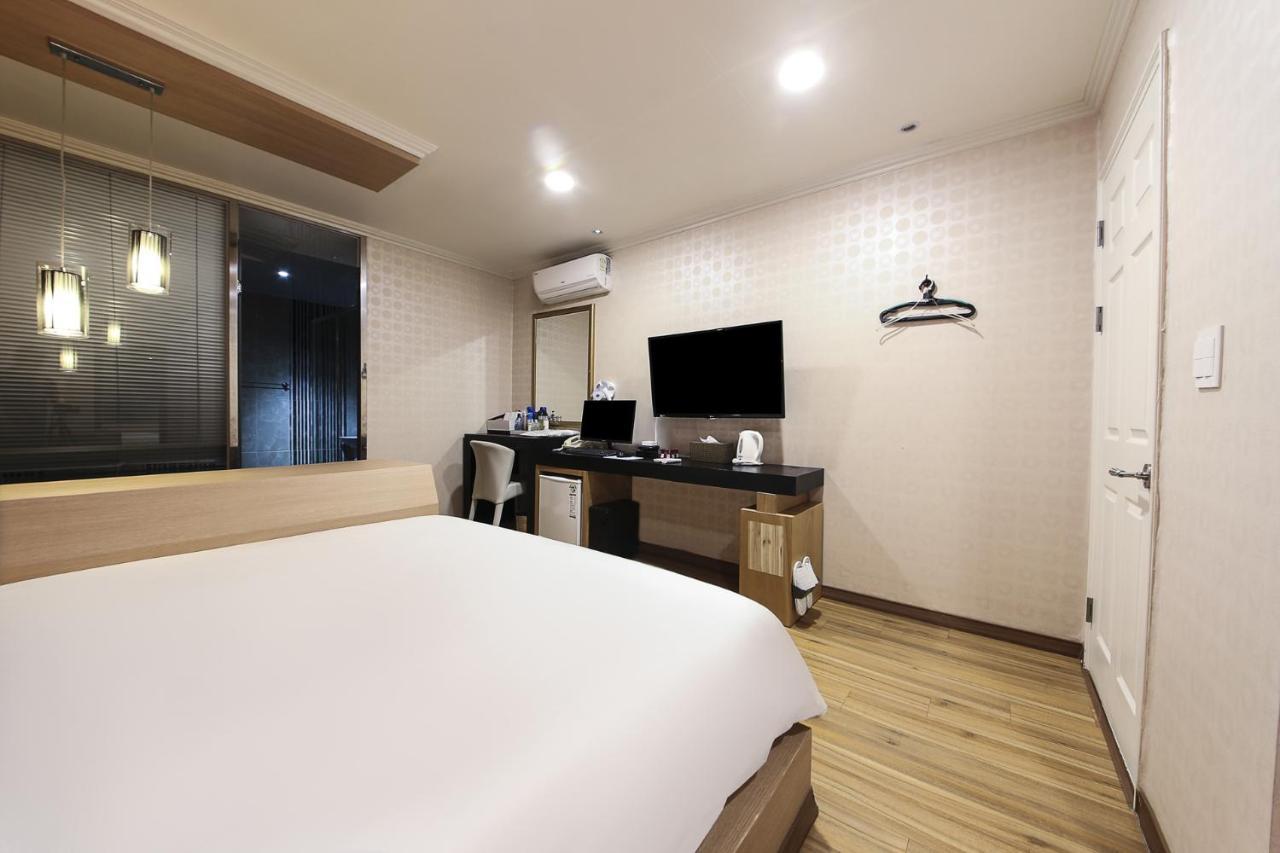 Central Hotel Чханвон Экстерьер фото