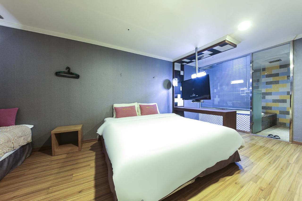 Central Hotel Чханвон Экстерьер фото