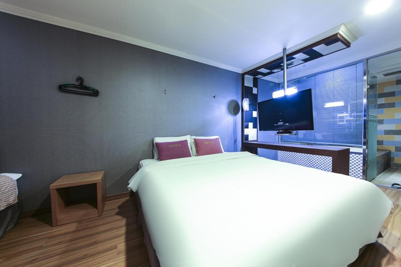Central Hotel Чханвон Экстерьер фото