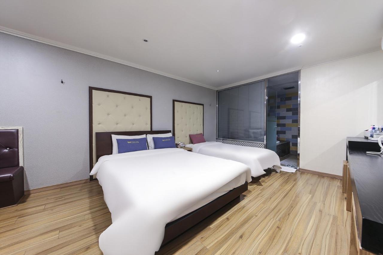 Central Hotel Чханвон Экстерьер фото