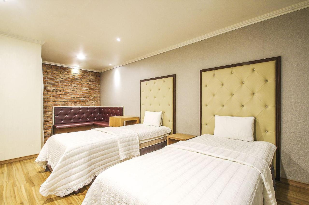 Central Hotel Чханвон Экстерьер фото