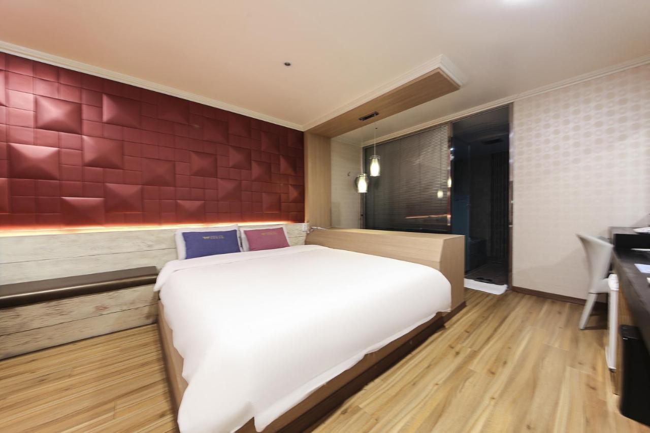 Central Hotel Чханвон Экстерьер фото