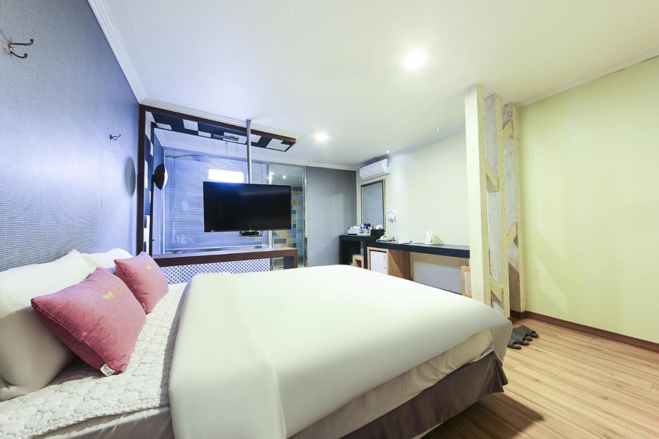 Central Hotel Чханвон Экстерьер фото
