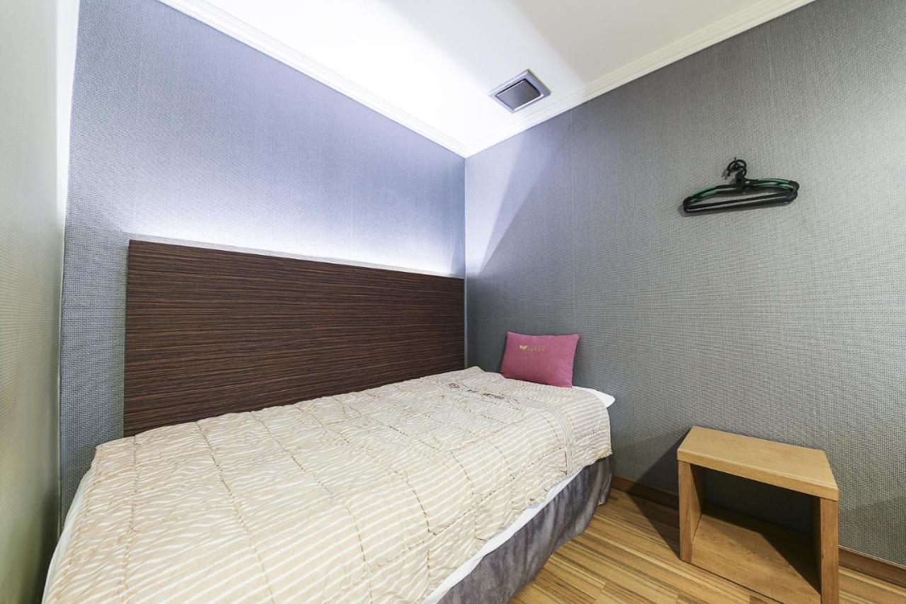 Central Hotel Чханвон Экстерьер фото