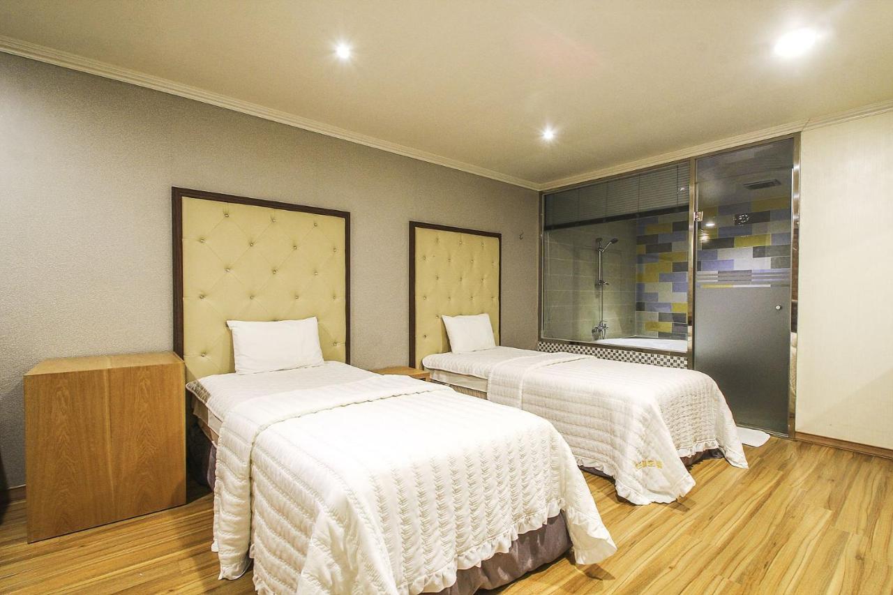 Central Hotel Чханвон Экстерьер фото