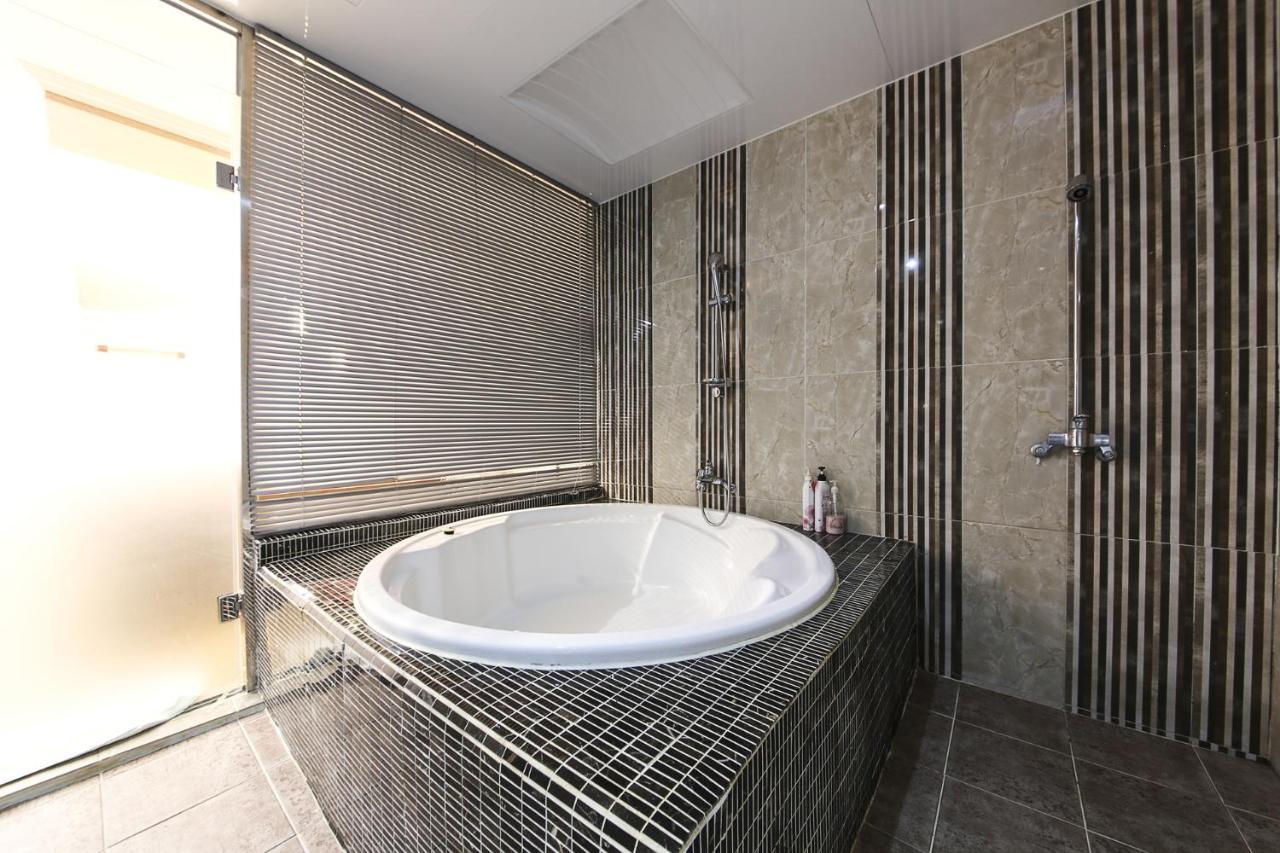 Central Hotel Чханвон Экстерьер фото