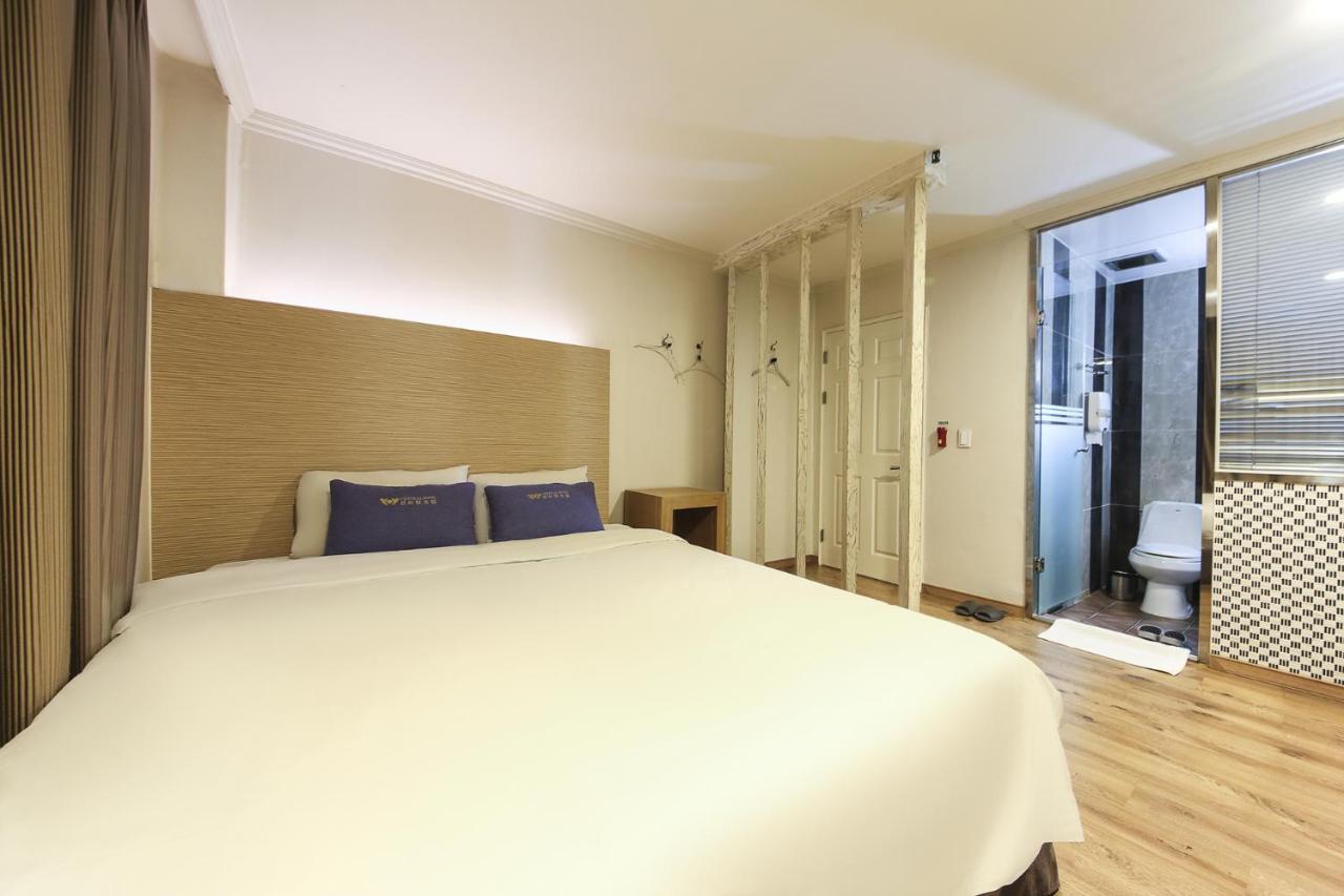 Central Hotel Чханвон Экстерьер фото