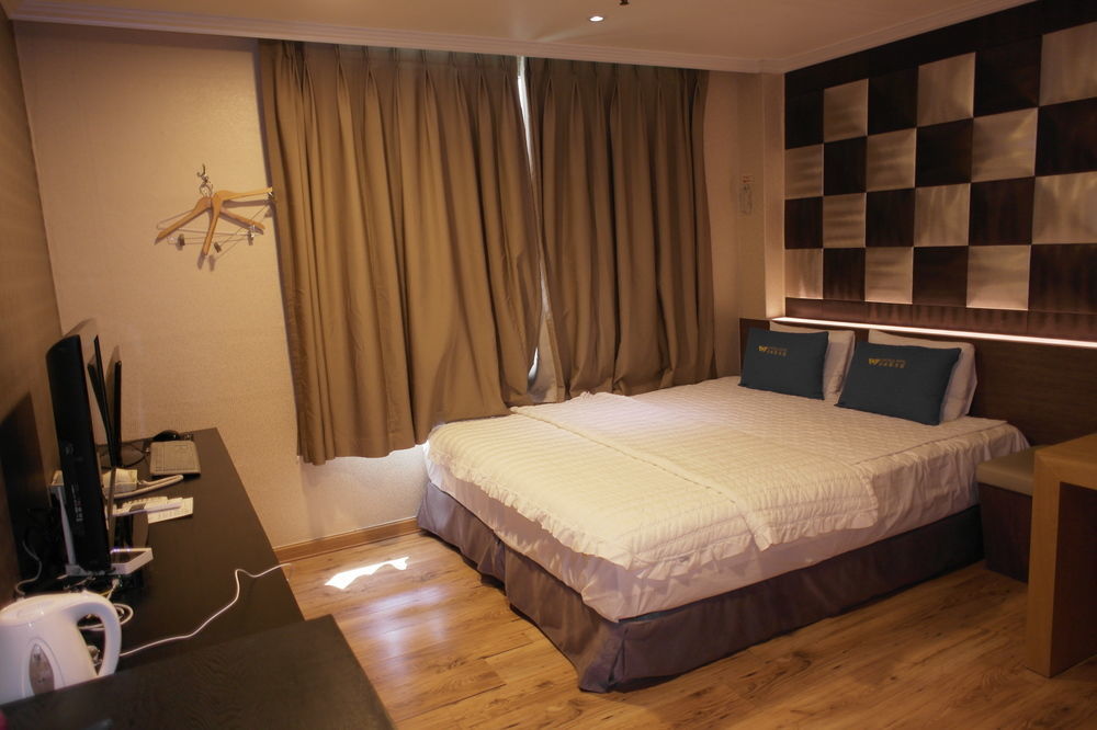 Central Hotel Чханвон Экстерьер фото