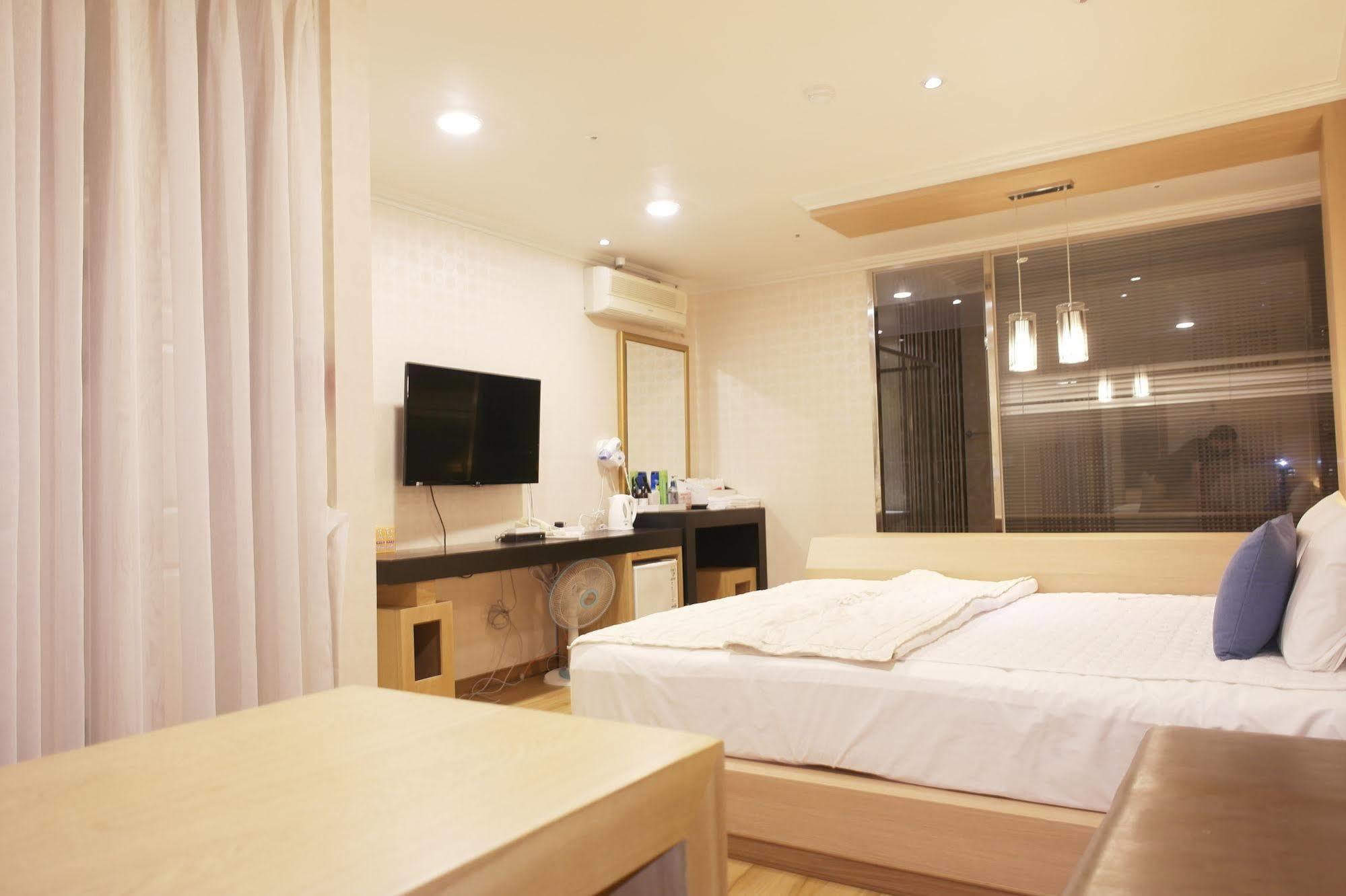 Central Hotel Чханвон Экстерьер фото