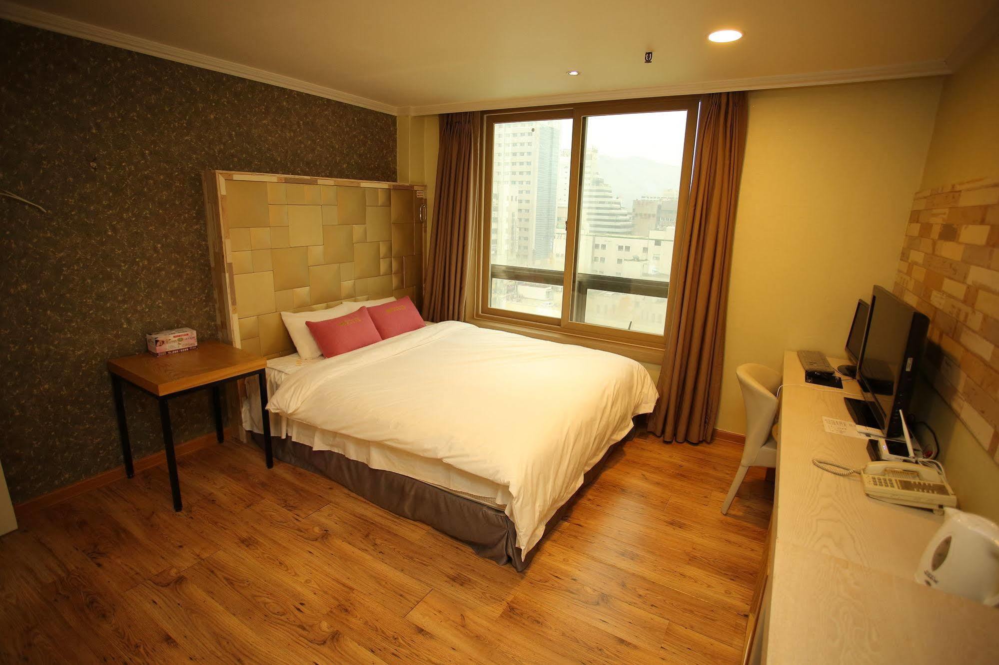 Central Hotel Чханвон Экстерьер фото