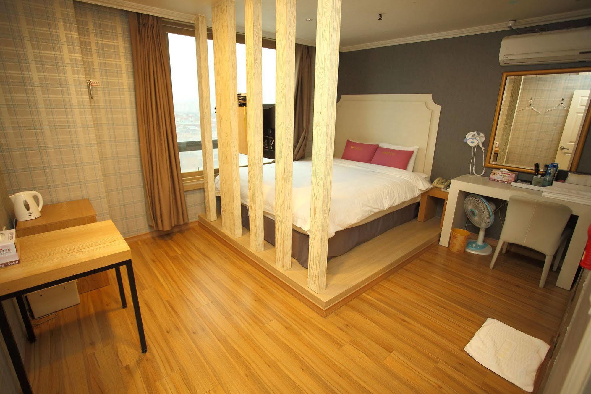 Central Hotel Чханвон Экстерьер фото