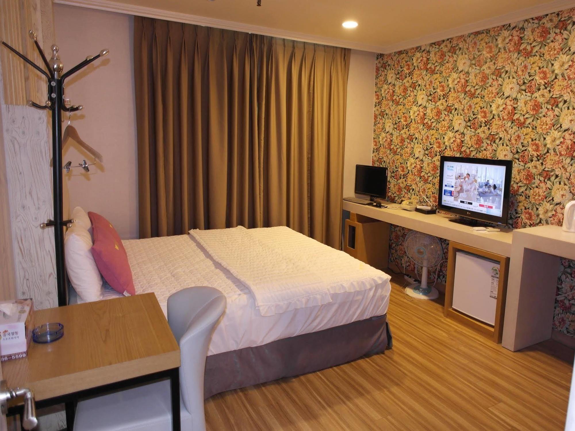 Central Hotel Чханвон Экстерьер фото
